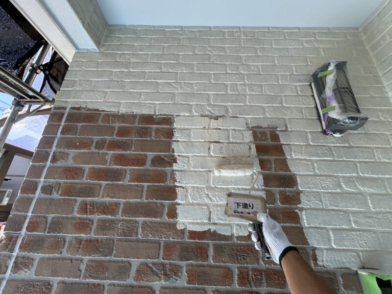 レンガ調のサイディングも下地調整のため、一度塗りつぶしてしまいます。