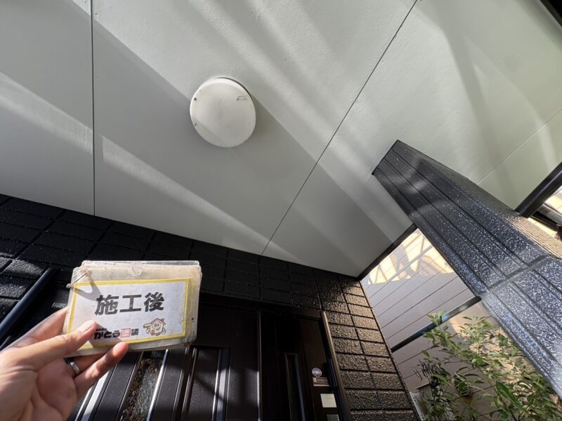 玄関天井は、外壁とのコントラストが美しく映える明るさに仕上がりました。