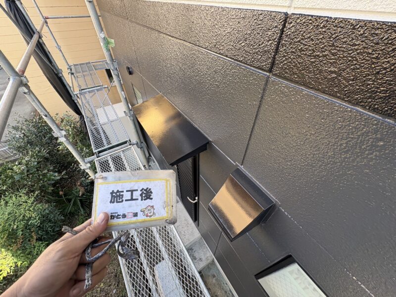 フードやひさしも太陽光が反射し、眩しいほどの輝きです。