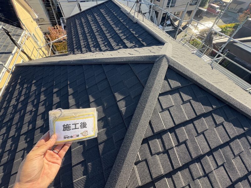 屋根はカバー工法にて施工しています。<br />
鋼板とストーンチップの複合効果により速やかな放熱が期待でき、屋根材と野地板との間にできる適度な隙間が空気層となり、断熱効果をもたらしてくれます。