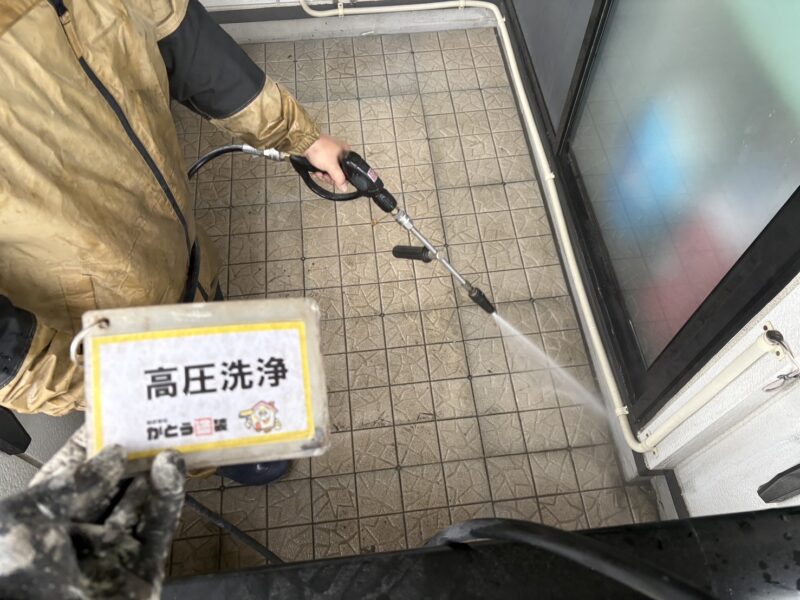 長年溜まっていた汚れや泥を洗い流します。