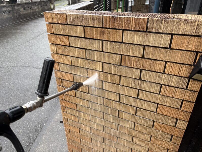 塀の高圧洗浄の様子です。