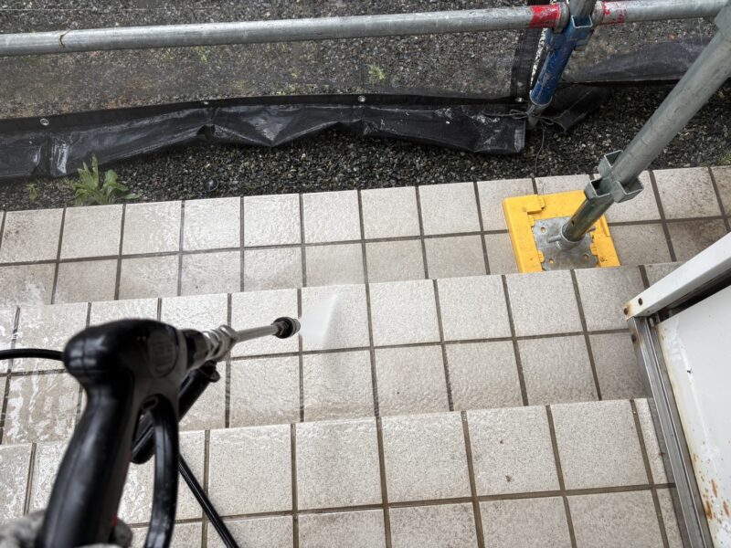 玄関周りや土間コンクリートも洗浄で綺麗にします。