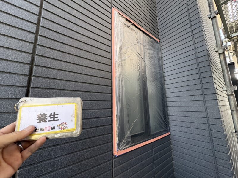 塗料の付着を防ぐため、しっかり養生をおこないます。