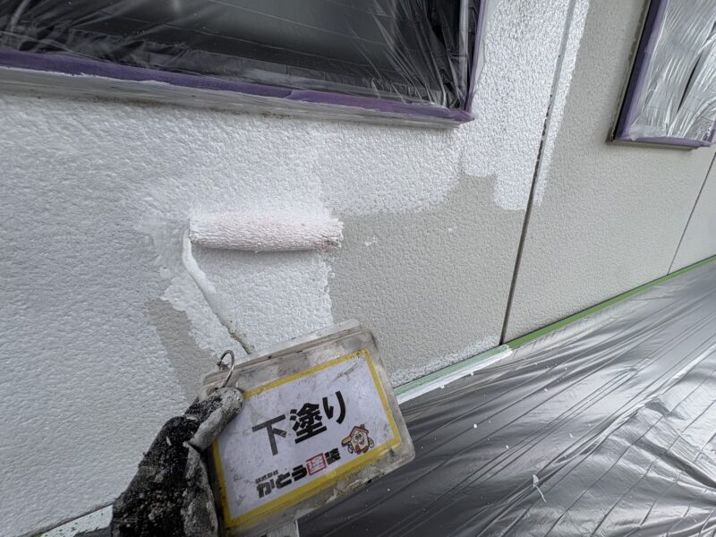サイディング表面の劣化を調整し、上塗りの滑らかさを際立たせ、光沢のある美しい仕上りを実現してくれる下塗り材を使用しています。