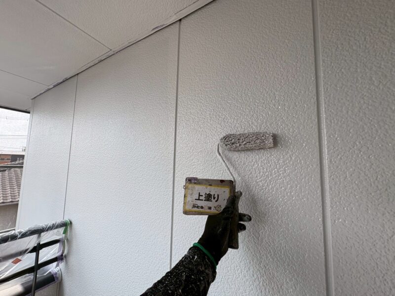塗膜の厚みを均一にするため、丁寧にムラになっていないか確認しながら作業を進めます。