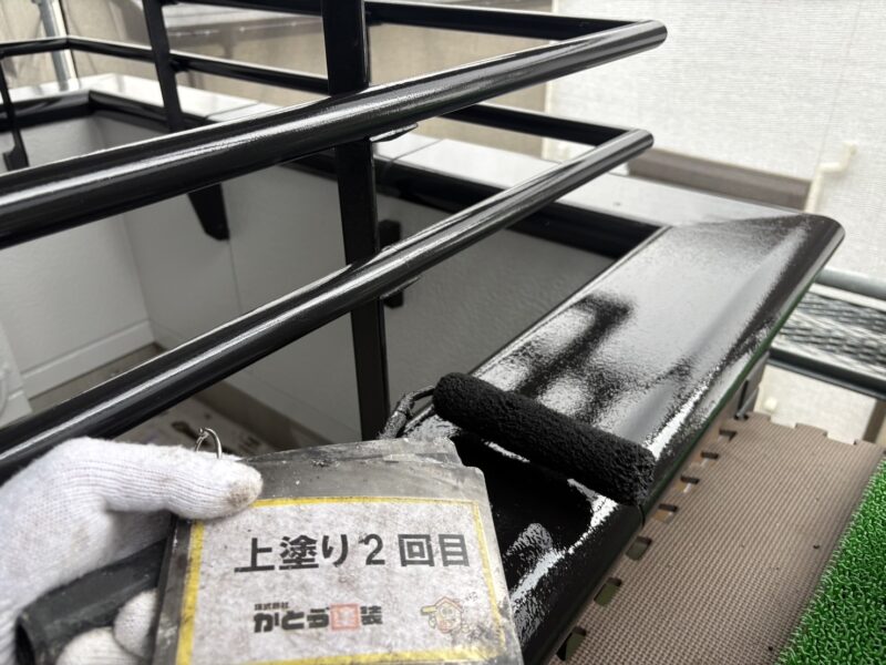 塗料を塗り重ねることで、強靭な塗膜を形成します。