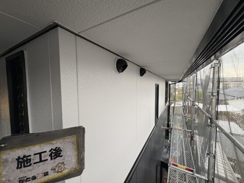 軒天と天井は、塗装後に湿潤状態になっても良好な付着性を保つ専用塗料で塗装しています。