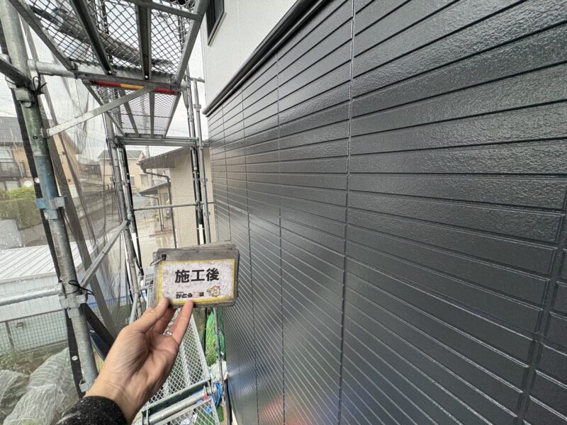 雨が降るたび、雨水が汚れの下に入り込み、汚れを浮かせてセルフクリーニング効果で洗い流します。