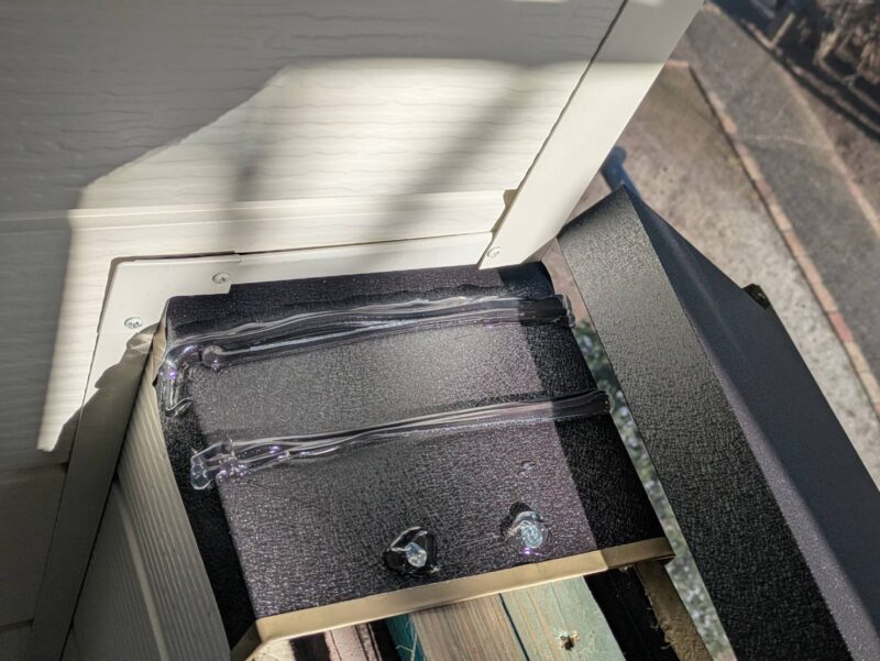 ボロボロだった笠木には板金を取り付け建物内部に雨水が浸入するのを防ぎます。