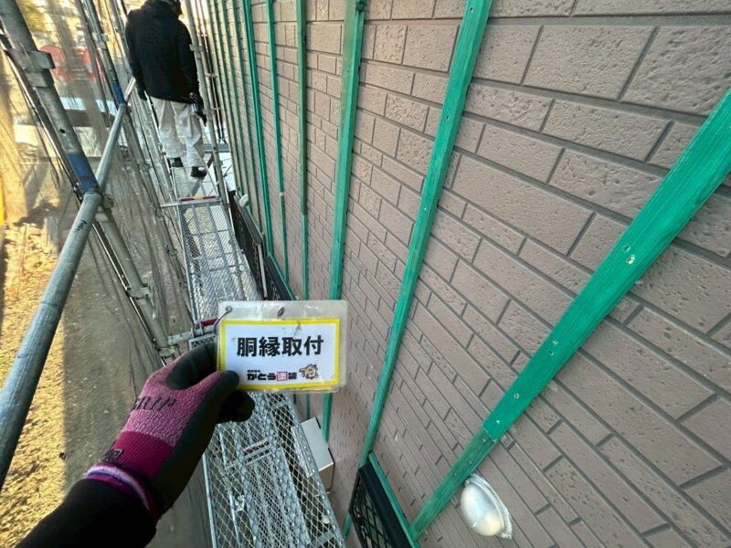 壁の強度向上と、外壁と躯体の間に通気層を確保し結露を防ぐ役割があります。