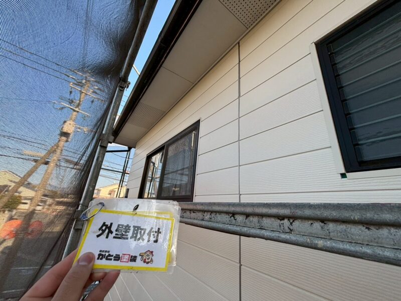 金属サイディング取り付け完了しました。