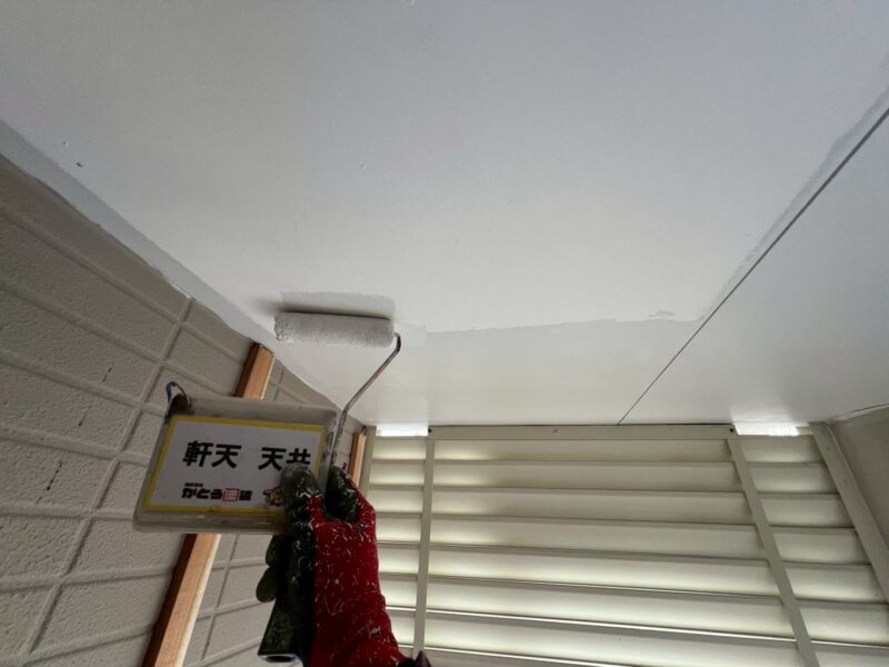 軒天の塗装の様子です。
