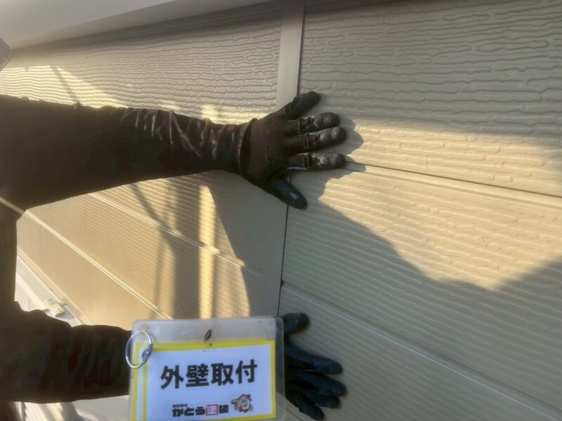 サイディング材をサイズに合わせカットし、一枚一枚正確に、丁寧に加工していきます。