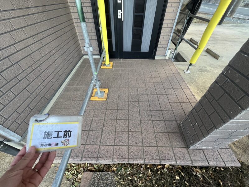 玄関扉は新しいものと交換します。