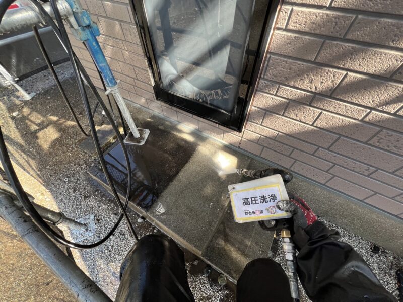 土間コンクリートの高圧洗浄の様子です。