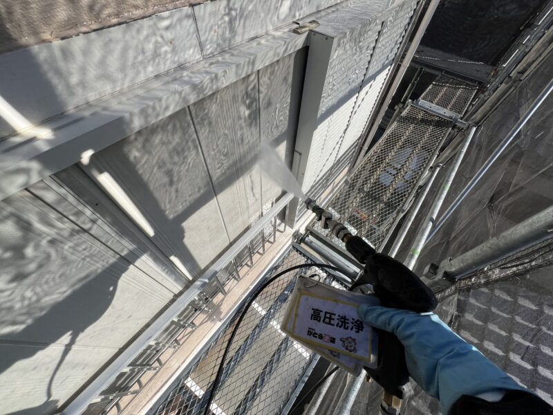 雨戸、戸袋の高圧洗浄の様子です。