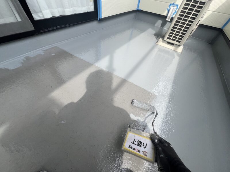 上塗りの様子です。<br />
塗膜に厚みをしっかり持たせながら、塗布していきます。