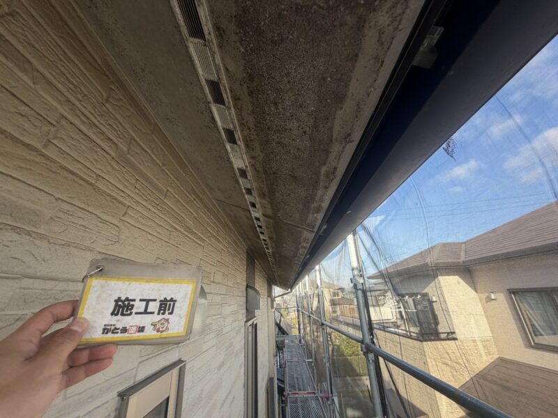 軒天は防水性能が低下し、汚れが付着しやすい状態になっていました。