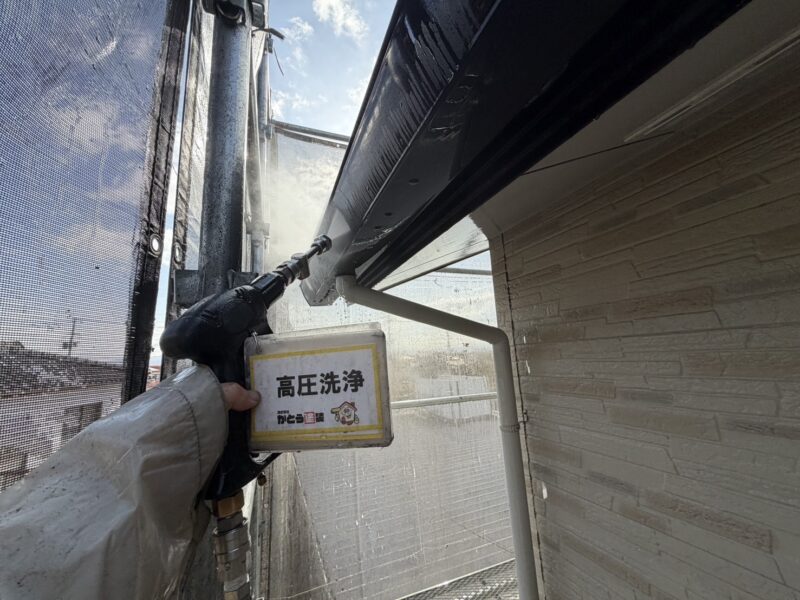 雨樋の高圧洗浄の様子です。
