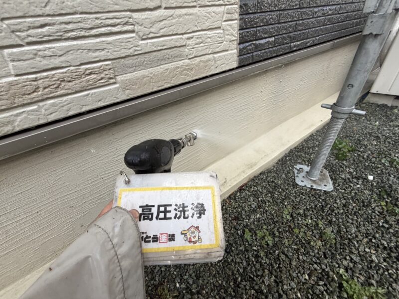 基礎の高圧洗浄の様子です。
