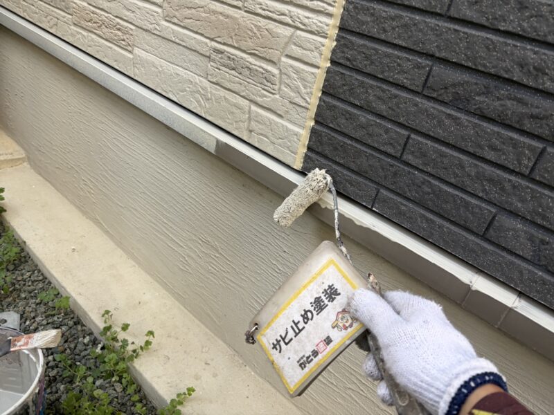 水切りのサビ止め塗装の様子です。