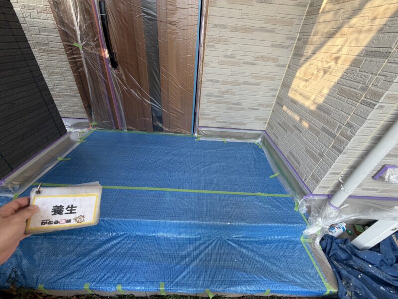 玄関ドアや玄関周りも養生をおこないます。