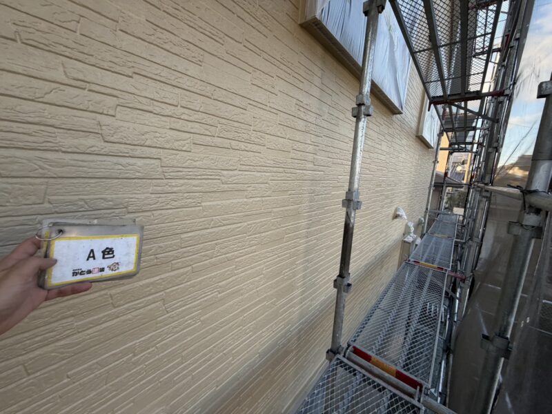 A色塗布完了しました。<br />
単色だとベタ塗り感がありますが、これから模様付けをしてデザイン性を向上させます。