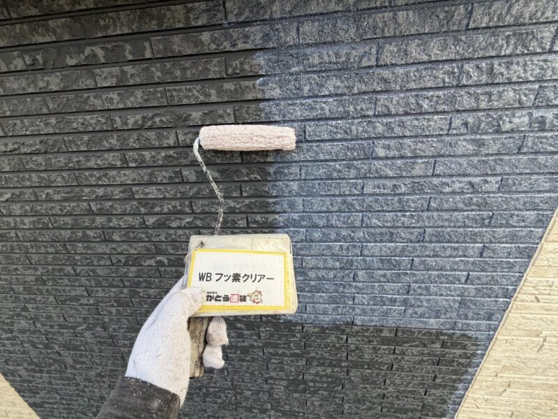 塗ったすぐは白っぽくなりますが、完全に乾くと透明になります。