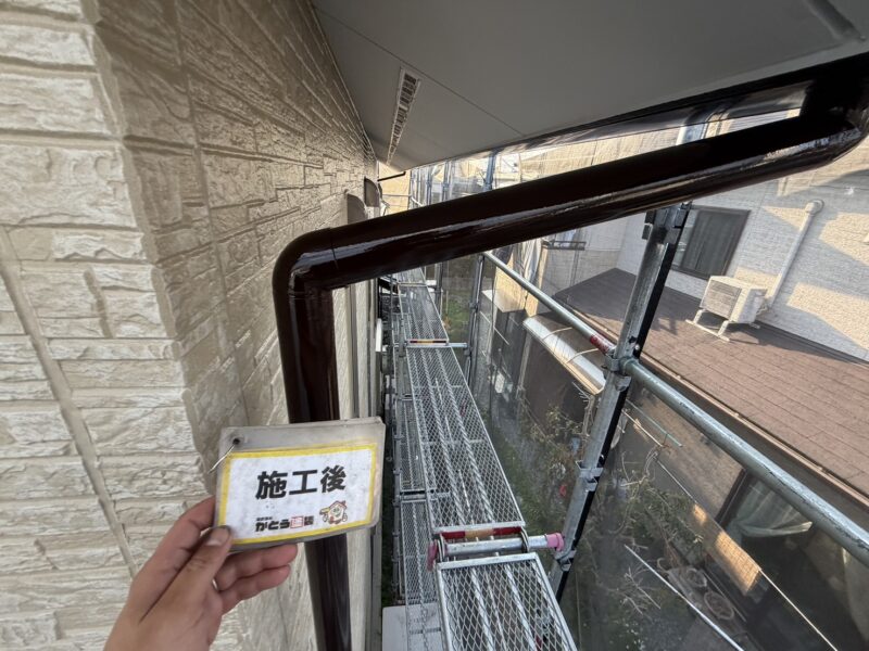 カーブしている塗りづらい箇所は、小さなローラーや刷毛を使い丁寧に施工しています。