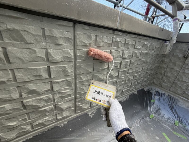 専用のプライマー（下塗り材）とのセット使用で、さらに密着性と耐久性が向上し、塗料の性能を最大限まで引き出すことができます。