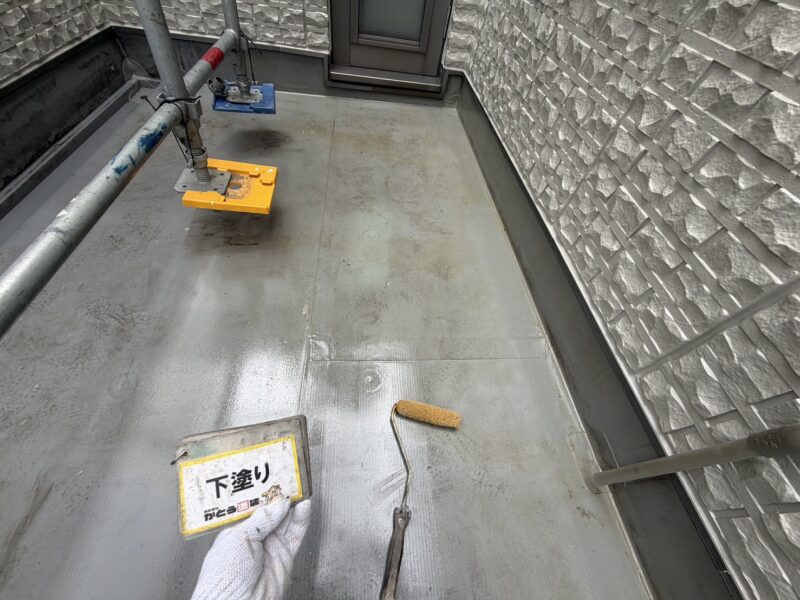バルコニー防水工事をおこないます。<br />
防水層と下地の密着性を高め、剥がれを防ぐ必須の下塗り材です。
