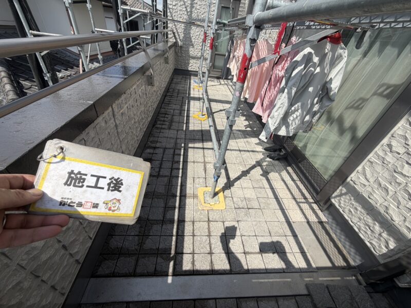 バルコニーと屋上は防水工事をおこないました。<br />
バルコニーは元々敷いてあった敷物をもとに戻しています。
