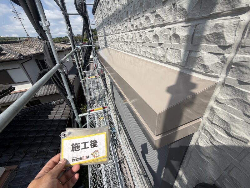 シャッターボックスは、外壁の色味に合わせて馴染みやすい優しいライトカラーで塗り替えています。