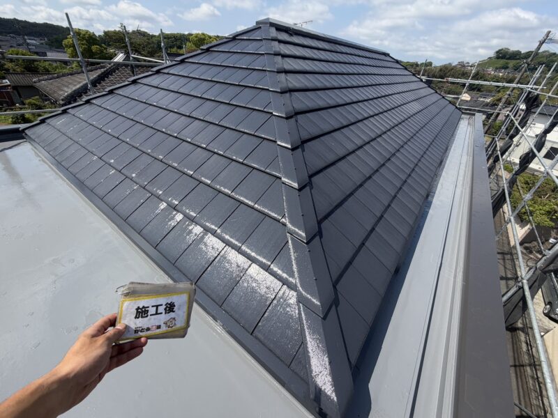 太陽光を効率よく反射し、屋根の表面温度の上昇を抑制するだけでなく、建物内の温度上昇も防ぐことで、快適な室内環境づくりや冷房費の削減にも繋がります。