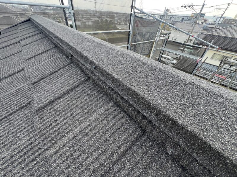 新しい棟板金を設置し、施工完了です。