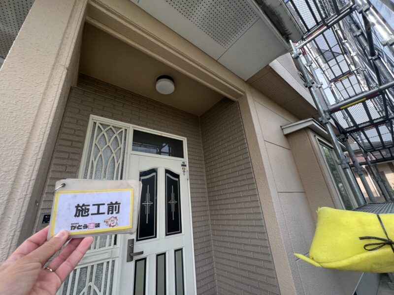玄関周りとバルコニーの一部は色分けをし、立体感ある仕上がりにしていきます。