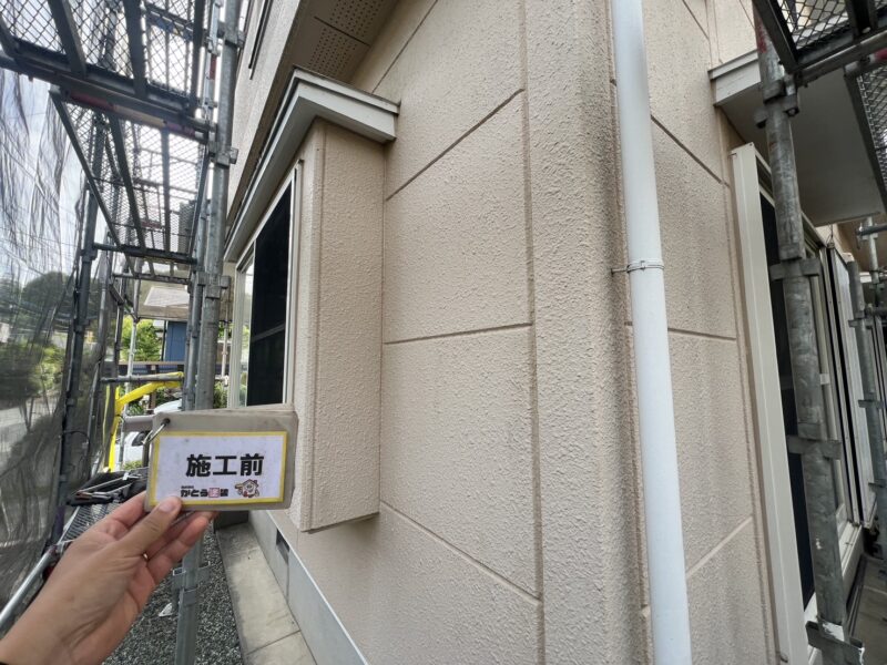 外壁はモルタル壁で日当たりの悪い箇所には、緑色のコケや藻が発生していました。