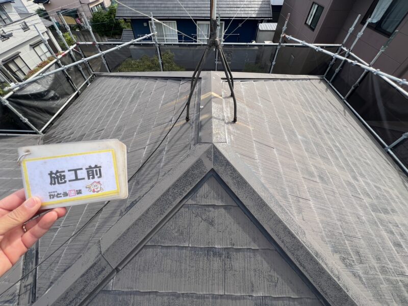 屋根は全体的に色褪せていました。<br />
紫外線や雨風の影響で塗料の防水性が低下しているサインです。