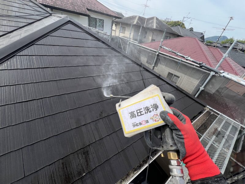 屋根の高圧洗浄の様子です。