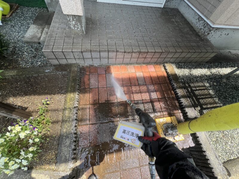 玄関周りも洗浄し、長年の汚れを落としていきます。