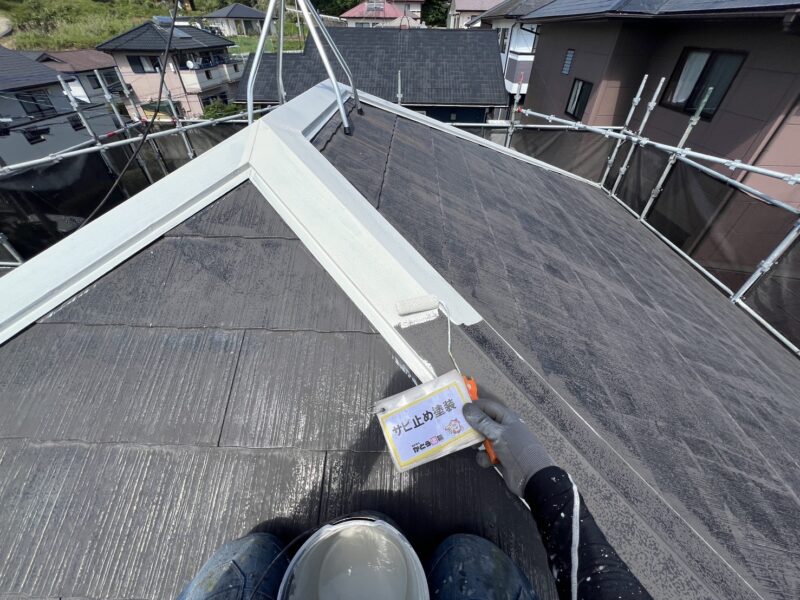 棟板金のサビ止め塗装の様子です。