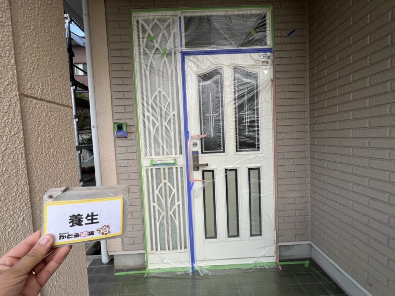 玄関ドアやインターホンなどもすべて養生をおこないます。