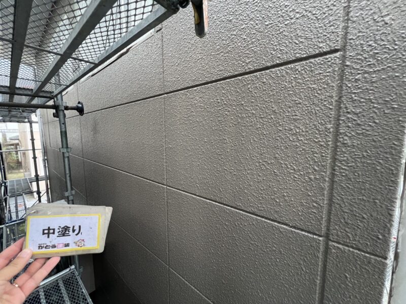 下塗り同様ムラなく均一に仕上げています。