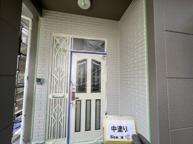 玄関周りは全体のメインカラーとは別に色分けをします。