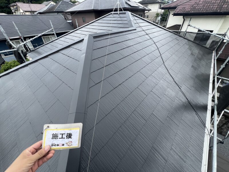 太陽光を効率よく反射し、屋根の表面温度の上昇を抑制するだけでなく、建物内の温度上昇も防ぐことで、快適な室内環境づくりや冷房費の削減にも繋がります。
