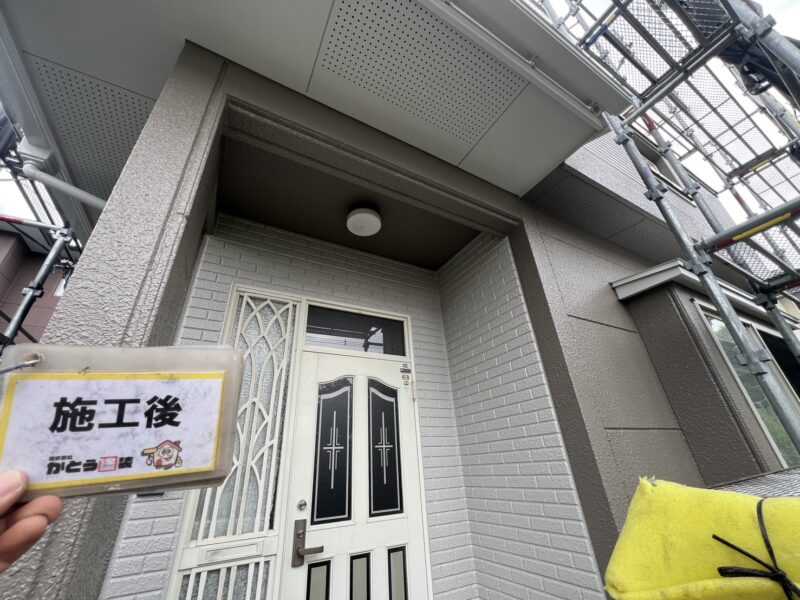 玄関周りに配色した金属光沢を感じさせる明るいライトグレーがいいアクセントとなり、立体感のある仕上がりとなりました。
