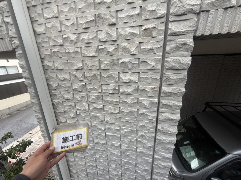 意匠性の高い外壁で、凸凹に隙間なく汚れが溜まっていました。