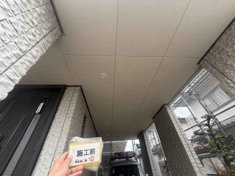 軒天と天井は、塗装後に湿潤状態になっても良好な付着性を保ってくれる専用塗料で塗り替えをおこないます。