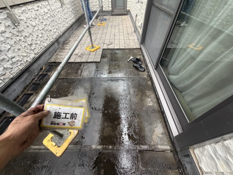バルコニーは敷物を一旦撤去し、防水工事をおこないます。